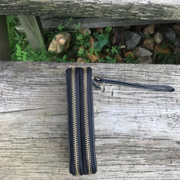 Vince Camuto”Ada” Leather Wristlet🌟💕 - Picture 3 of 8